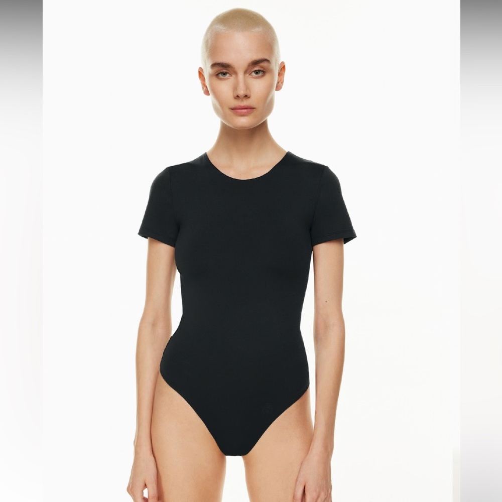 Aritza Contour Crew Short sleeve Black Women's Bodysuit size M NWT